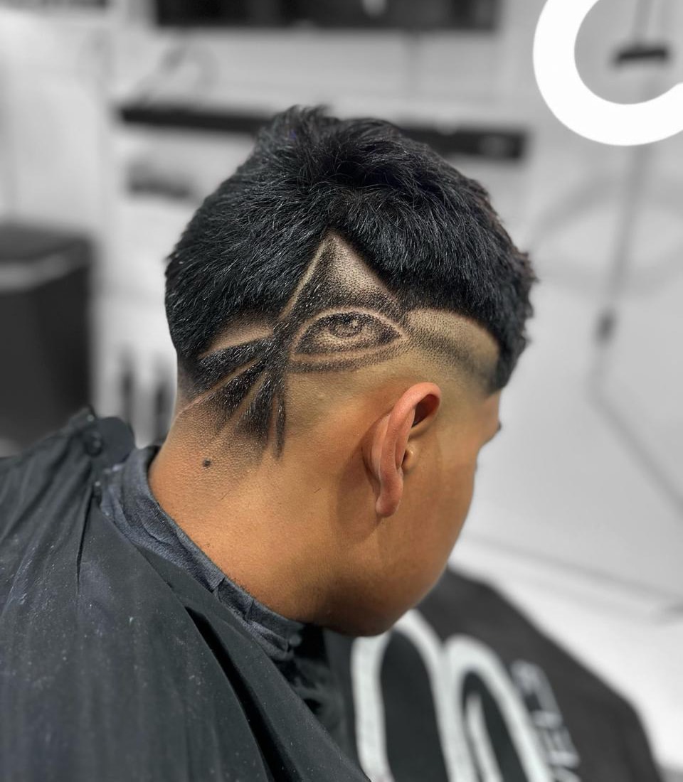 Realismo de un ojo sombreado en el lateral y la parte posterior del cabello