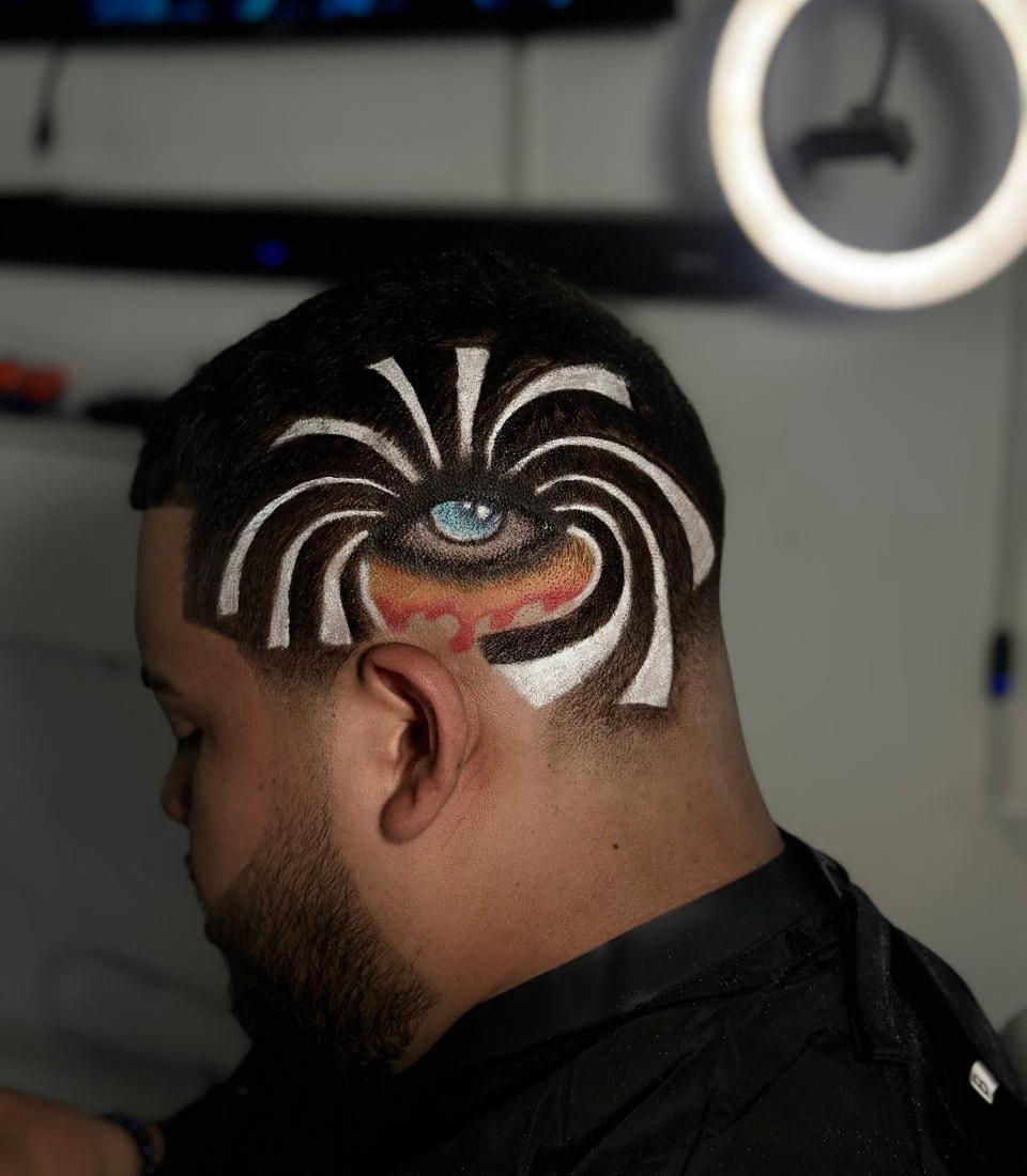 Diseño de realismo con formas curvas y un ojo azul en el cabello
