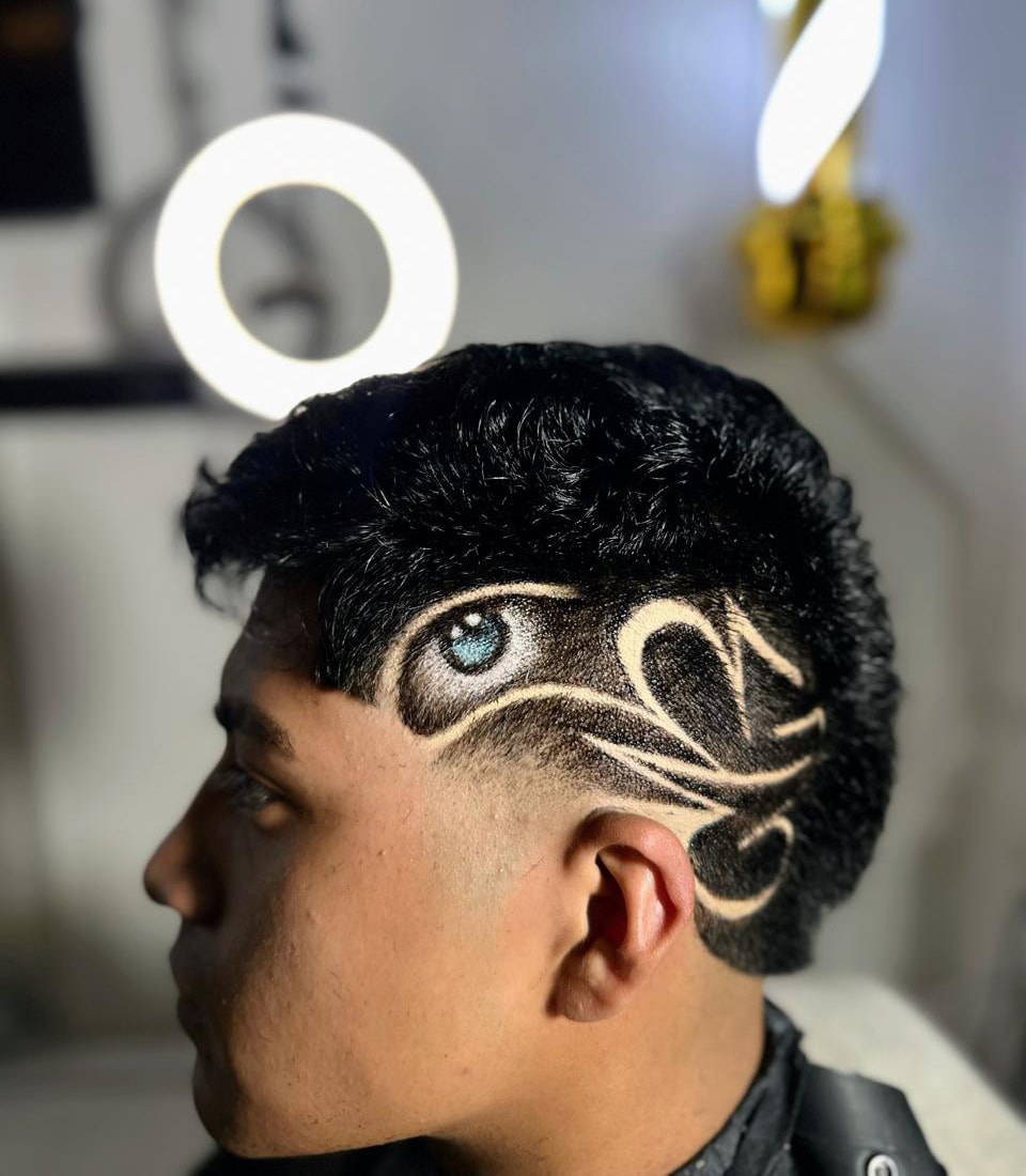 Realismo lateral de un ojo azul integrado al diseño del cabello