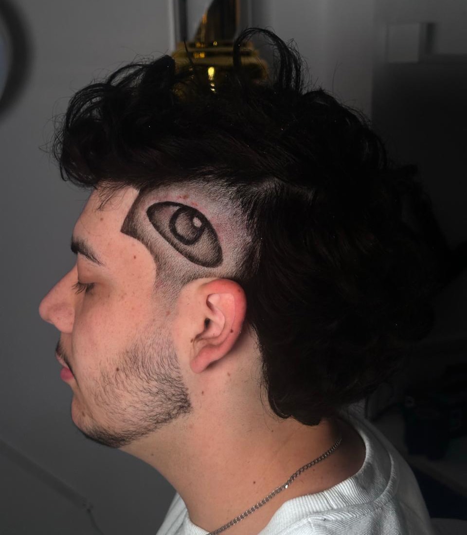 Realismo de un ojo negro sombreado en el lateral del cabello