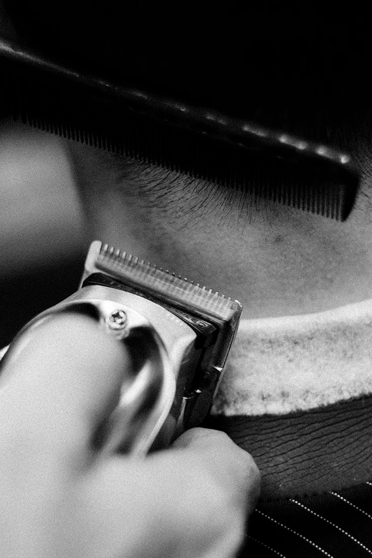 Detalle de un corte de cabello realizado con máquina y peine