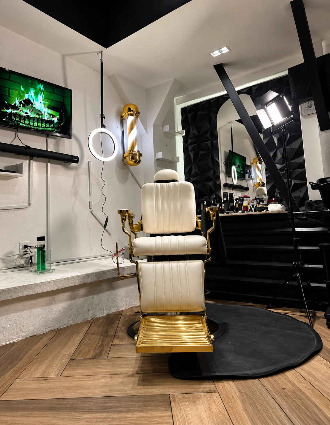 Sillón principal de barbería blanco y dorado en el estudio LKS