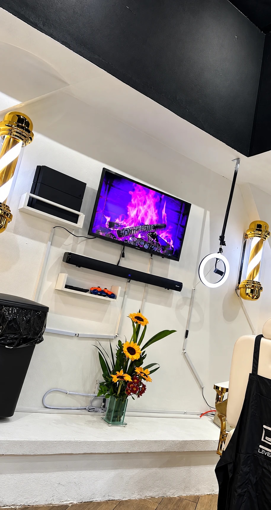 Pantalla, PlayStation y zona de entretenimiento del estudio LKS
