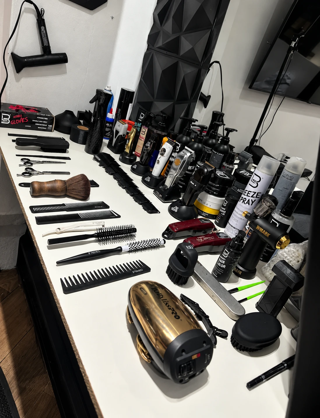 Vista amplia de herramientas y productos profesionales de barbería
