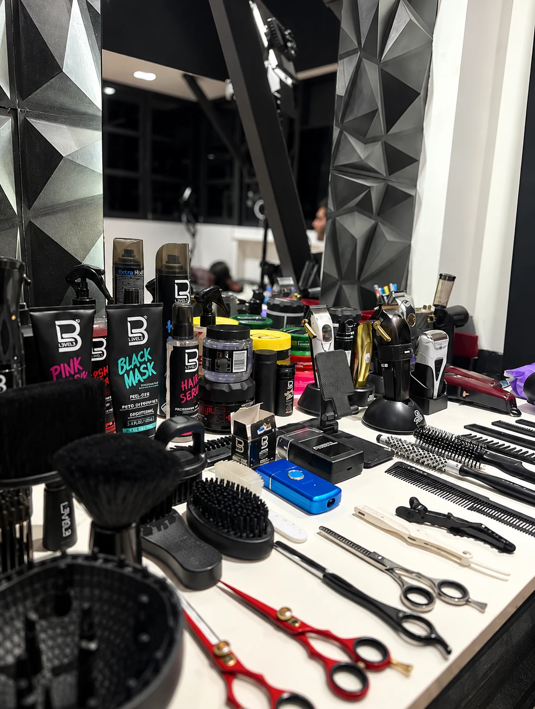 Detalle de herramientas y productos profesionales en el estudio LKS